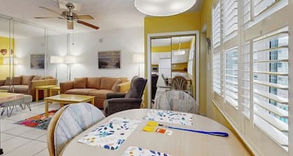 Bright and sunny condo, w/ pool and hot tub, just a block from the beach + shops