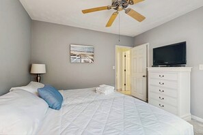 1 bedroom, iron/ironing board, Internet, bed sheets - Bright and sunny condo, w/ pool and hot tub, just a block from the beach + shops (Deerfield Beach)