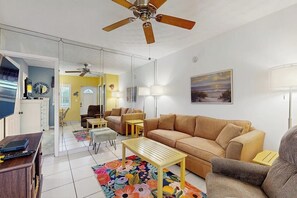 TV - Bright and sunny condo, w/ pool and hot tub, just a block from the beach + shops (Deerfield Beach)