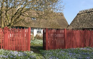 Exterior - Nice home in Borrby with sauna (Borrby)