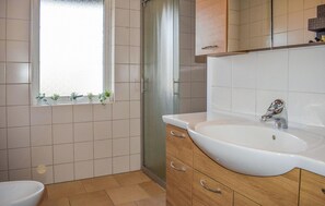 Shower - 3 bedroom cozy home in Degeberga (Degeberga)