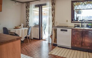 Fridge, microwave, stovetop, dishwasher - 3 bedroom cozy home in Degeberga (Degeberga)