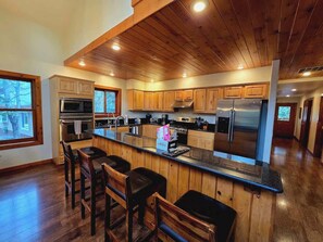 Private kitchen - Cedar's Fairway Lodge, Pets Welcome, Pool & Hotub (McCall)