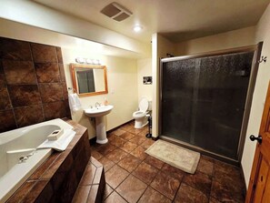 Shower - Cedar's Fairway Lodge, Pets Welcome, Pool & Hotub (McCall)