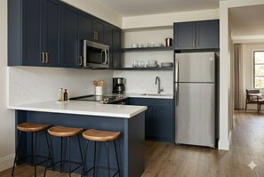 Deluxe Double Room | Private kitchen - The Executive City Hotel (Toronto)