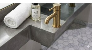 Deluxe Double Room | Bathroom amenities - The Executive City Hotel (Toronto)