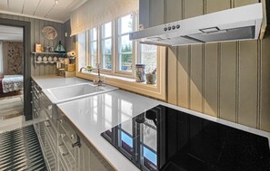 Fridge, microwave, oven, stovetop - 3 bedroom amazing home in Transjö (Transjö)