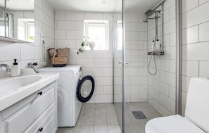 Shower - 1 bedroom beautiful home in Svinaberga (Svinaberga)