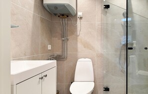 Shower - Cozy home in Holsbybrunn with WiFi (Holsbybrunn)