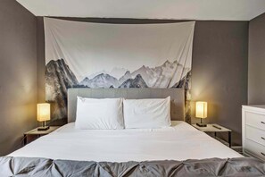 3 bedrooms, desk, iron/ironing board, WiFi - Spacious 3BR Home, Sleeps 6, Near Denver&Red Rocks (Arvada)