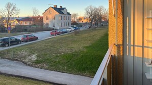 En bostadsgata med parkerade bilar och hus.