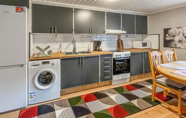 Fridge, microwave, stovetop, coffee/tea maker - 2 bedroom awesome home in Sjötofta (Sjötofta)