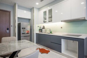 Eine moderne Küche mit Kühlschrank, Mikrowelle und Spüle.