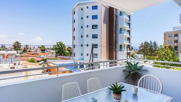 Apartment, 2 Bedrooms, Kitchen, City View | Outdoor dining