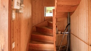 Un interior de madera con una escalera que lleva a una ventana.