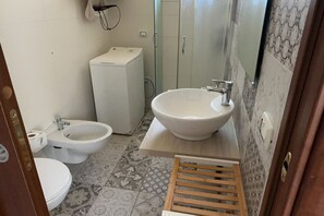 Shower, hair dryer, bidet - La Pennichella Apartments - La Pennichella Apartments - Terra (Nardo)