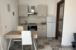 Fridge, oven - La Pennichella Apartments - La Pennichella Apartments - Terra (Nardo)
