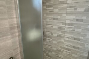Shower, hair dryer, bidet - La Pennichella Apartments - La Pennichella Apartments - Alba (Nardo)