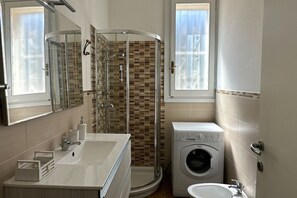 Shower, hair dryer, bidet - La Pennichella Apartments - La Pennichella Apartments - Sole (Nardo)