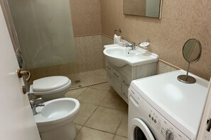 Shower, hair dryer, bidet - La Pennichella Apartments - La Pennichella Apartments - Luna (Nardo)