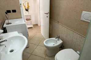 Shower, hair dryer, bidet - La Pennichella Apartments - La Pennichella Apartments - Luna (Nardo)
