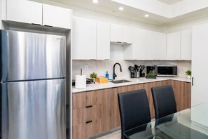 Frigorífico, microondas, placa de cocina y cafetera o tetera