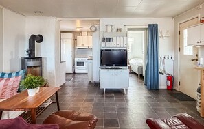A compact living space with a kitchenette, a dining area, and a bedroom. - Awesome home in Molkom with lake view (Molkom)