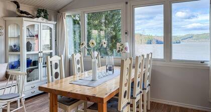 Awesome home in Molkom with lake view