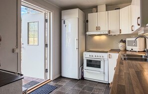 Fridge, microwave, stovetop, coffee/tea maker - Awesome home in Molkom with lake view (Molkom)