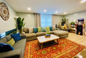 Smart TV, fireplace, books - Your Sweet Home in Pitt with King Beds and Free Parking near City (Pittsburgh)