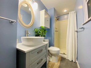 Shower, hair dryer, towels, soap - Your Sweet Home in Pitt with King Beds and Free Parking near City (Pittsburgh)