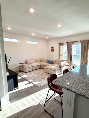 Living area - Saint Charles Place- Modern 2BR/2.5BA home (Bentonville)