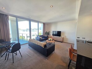Living area - City Pool Stay by Glebe Park and Canberra Centre (Canberra)