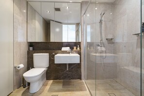 Een douche, een haardroger, handdoeken