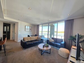 Living area - City Pool Stay by Glebe Park and Canberra Centre (Canberra)