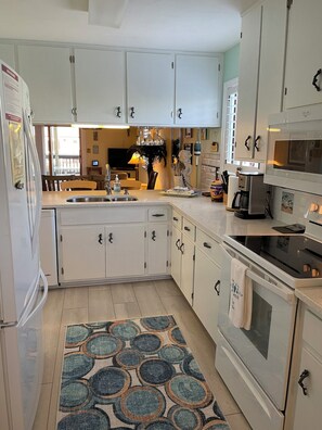 Private kitchen - Gulf view  2 bedroom, 2.5 bath Townehome in Cape San Blas- 125 ft to beach (Port St. Joe)