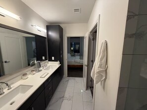 Bathroom - NRG Jungle Highrise - Balcony & Pool View - Walk to FIFA/NRG/Med Center (Houston)