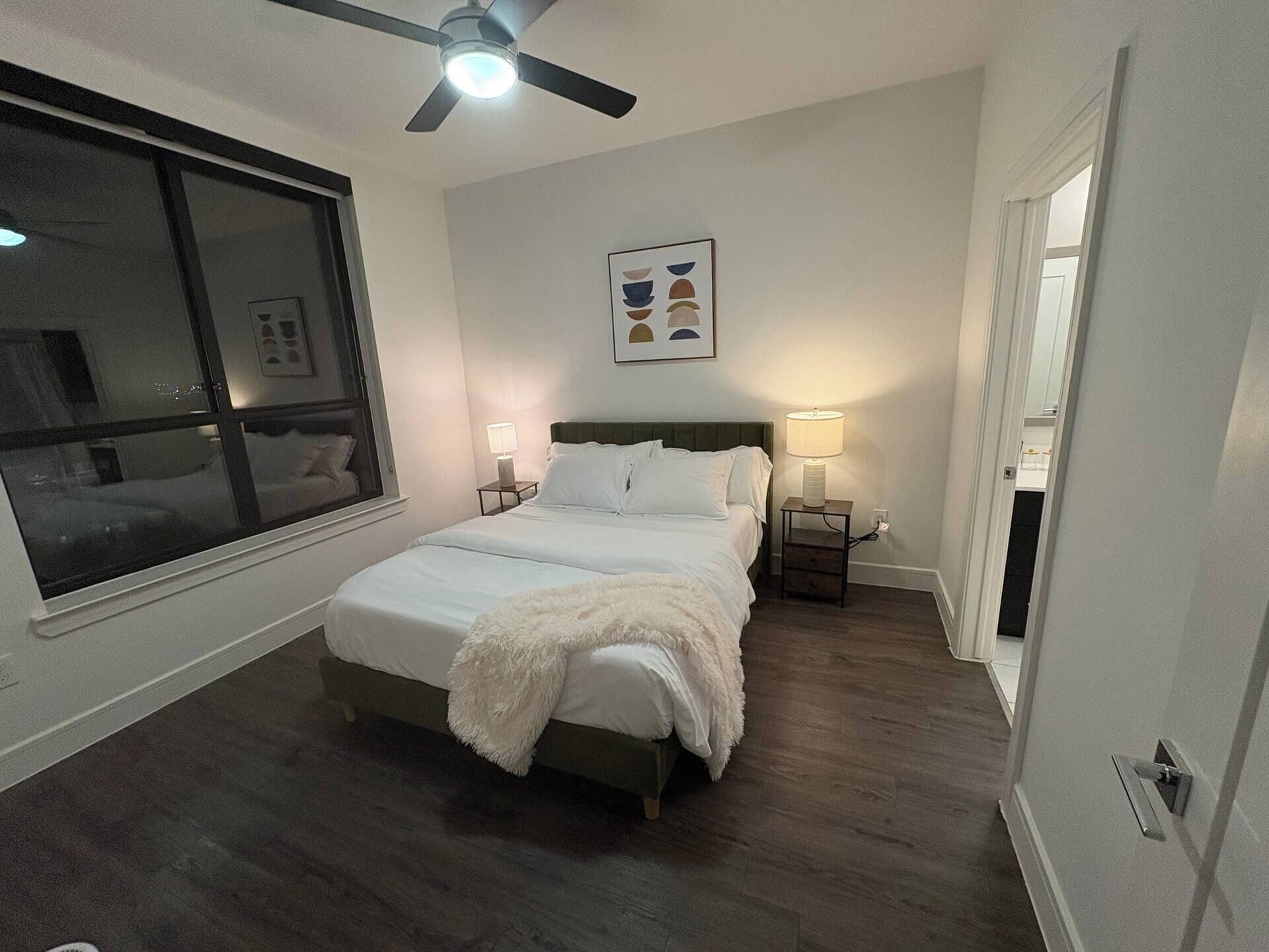 2 habitaciones, tabla de planchar con plancha, wifi y ropa de cama 