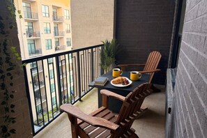 Outdoor dining - NRG Jungle Highrise - Balcony & Pool View - Walk to FIFA/NRG/Med Center (Houston)
