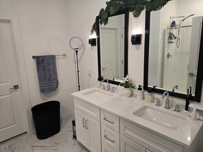 Dusche, Haartrockner, Handtücher, Seife