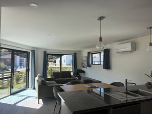 Interior - Modern 3BR 2BA Holiday Home Near Ski Fields & Airport (Queenstown)