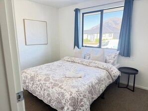3 bedrooms, iron/ironing board, WiFi, bed sheets - Modern 3BR 2BA Holiday Home Near Ski Fields & Airport (Queenstown)