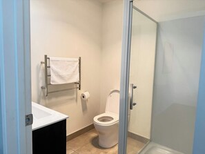 Een douche, een haardroger, een bidet, handdoeken