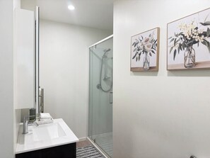 Shower, hair dryer, bidet, towels - Modern 3BR 2BA Holiday Home Near Ski Fields & Airport (Queenstown)
