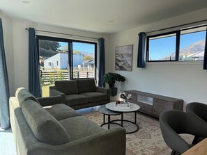 TV - Modern 3BR 2BA Holiday Home Near Ski Fields & Airport (Queenstown)