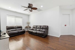 TV, fireplace - 4BR Oxnard Summer Escape with Guest House/Pool (Oxnard)