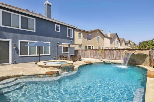 4BR Oxnard Summer Escape with Guest House/Pool