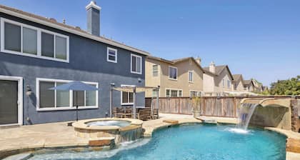4BR Oxnard Summer Escape with Guest House/Pool
