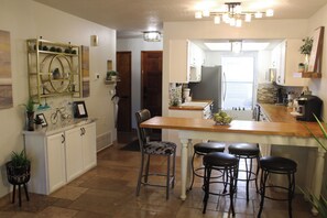 Private kitchen - Cozy 2-bedroom condo in majestic Sedona with AC and Pickleball, Pool, & Hot Tub (Sedona)