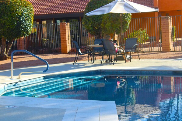 Outdoor pool, a heated pool - Cozy 2-bedroom condo in majestic Sedona with AC and Pickleball, Pool, & Hot Tub (Sedona)